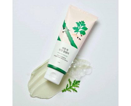Успокаивающая пенка для умывания с полынью Round Lab Mugwort Calming Cleanser, 150 мл